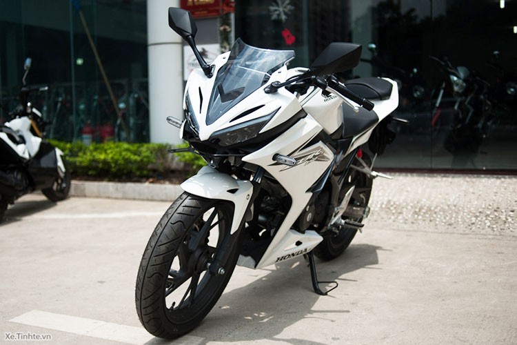 Chưa đầy 4 tháng sau khi ra mắt tại thị trường Indonesia, mẫu môtô sport-bike cỡ nhỏ Honda CBR150R phiên bản 2016 mới nhất đã xuất hiện tại Việt Nam tại một đại lý xe máy nhập khẩu tại TP HCM.